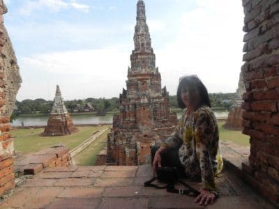 Visiter Ayutthaya depuis Bangkok. La splendeur architecturale de l'ancienne capitale du Siam, Ayutthaya, est toujours visible à travers ses ruines, témoins d'un déclin tout aussi fulgurant que ne fut son développement et sa prospérité passée.
