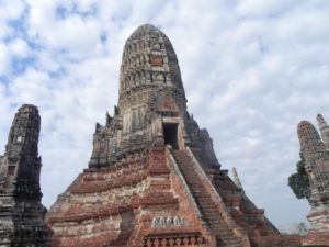 Visiter Ayutthaya depuis Bangkok. La splendeur architecturale de l'ancienne capitale du Siam, Ayutthaya, est toujours visible à travers ses ruines, témoins d'un déclin tout aussi fulgurant que ne fut son développement et sa prospérité passée.