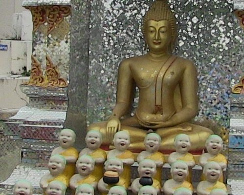 La Thaïlande et le bouddhisme sont indissociables. Dans le royaume, le bouddhisme theravada est une véritable institution, il est partout, et les superstitions perdurent.