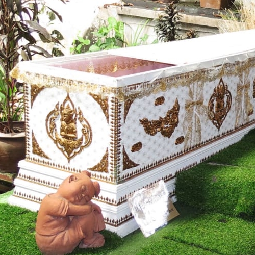 Vivre l'expérience de la mort en s'allongeant dans un cercueil dont le couvercle se referme sur vous ? C’est désormais possible au café de la mort à Bangkok
