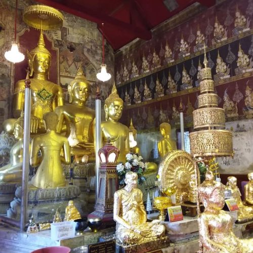 Le temple royal Wat Mahathat Worawihan se situe dans un vieux quartier animé du centre de Phetchaburi