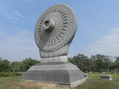 la roue de la Loi, symbole du bouddhisme theravada