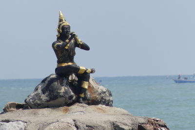 Hon Puek Tian Beach et la statue de l'ogresse de mer, province à Phetchaburi