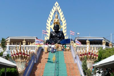 Le Wat Suthiwat Wararam (Wat Chong Lom) à Samut Sakhon