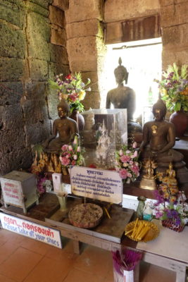 Le Wat Kampaeng Laeng, «le temple du mur de grès»  à Phetchaburi